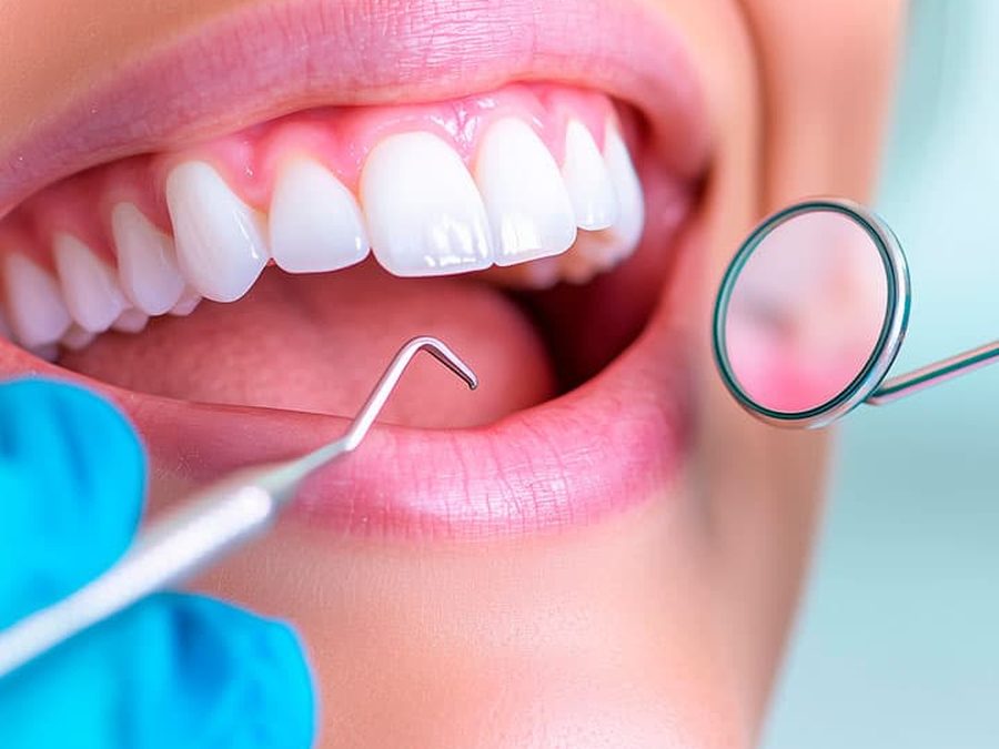 Revisión dental con espejo y sonda